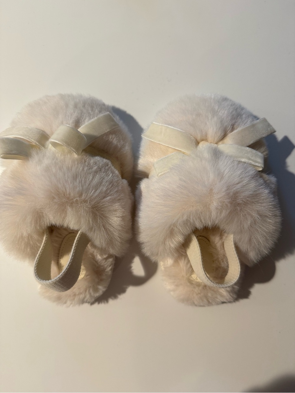 Toddler Target Plush Faux Fur Bow Slippers in Soft Cream